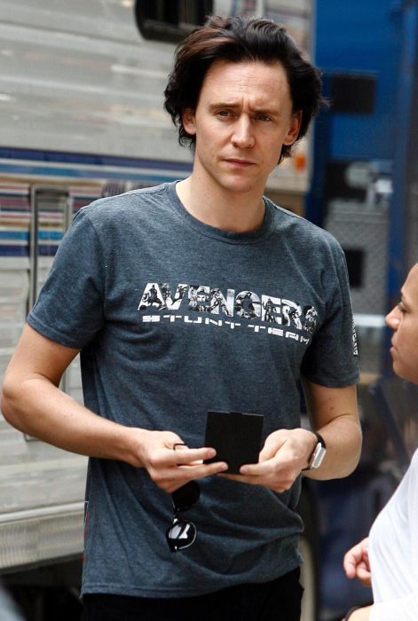 Chico de cabello castaño oscuro, ojos azules con una playera de Avengers grus