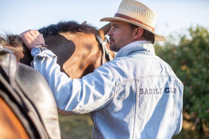 hombre montando a caballo 