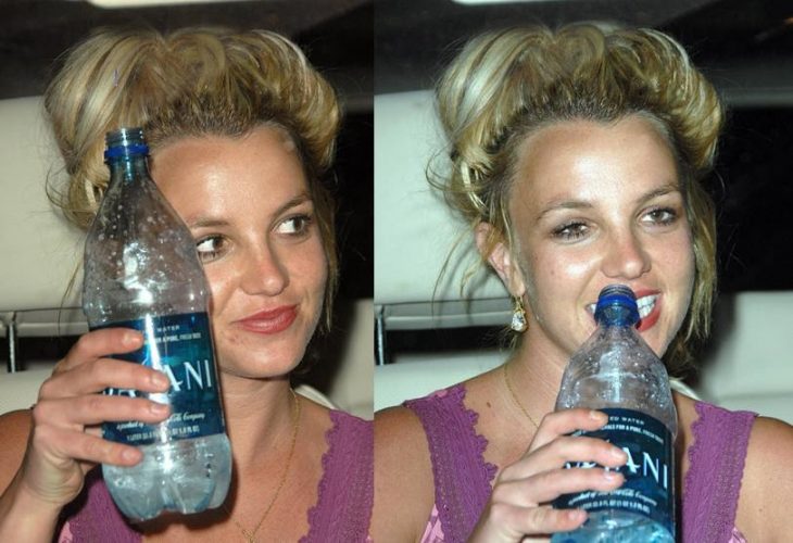 Britney Spears bebiendo agua, chica rubia bebiendo agua natural