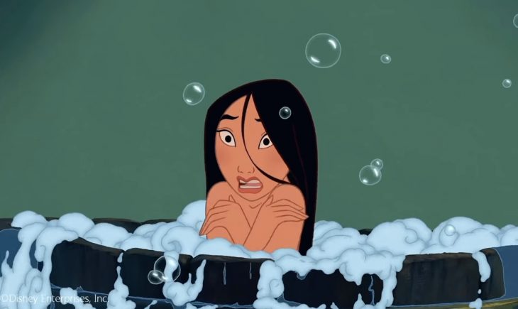 Mulan en la bañera, con agua fría