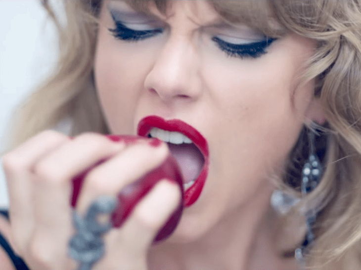 Taylor Swift comiendo manzana, chica rubia mordiendo una manzana roja