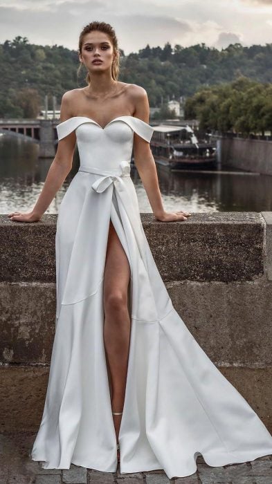 Mujer usando un vestido de novia elegante y de encaje 