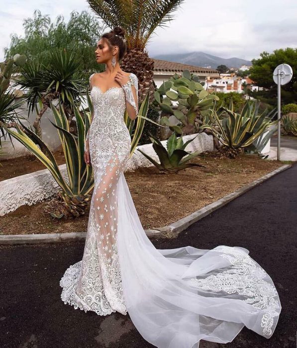 Mujer usando un vestido de novia elegante y de encaje 