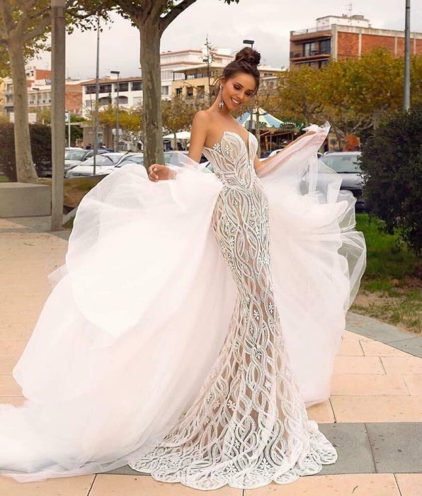 Mujer usando un vestido de novia elegante y de encaje 