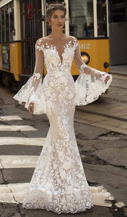 Mujer usando un vestido de novia elegante y de encaje 