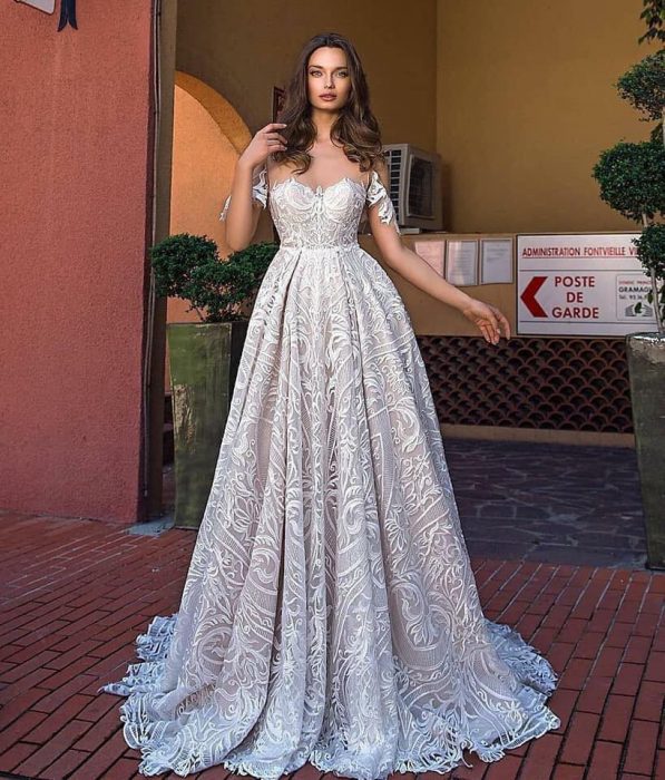 Mujer usando un vestido de novia elegante y de encaje 