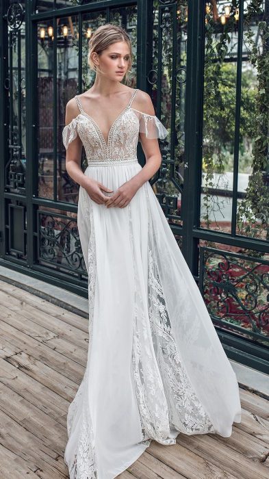 Mujer usando un vestido de novia elegante y de encaje 