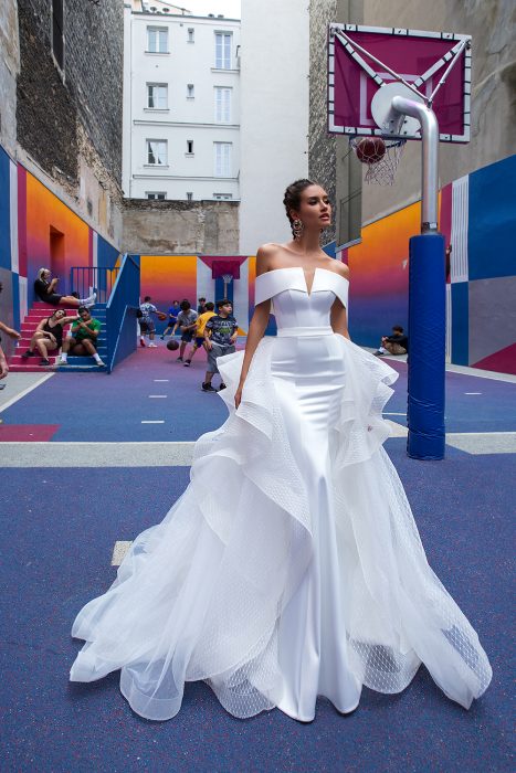 Mujer usando un vestido de novia elegante y de encaje 