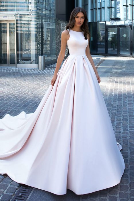 Mujer usando un vestido de novia elegante y de encaje 