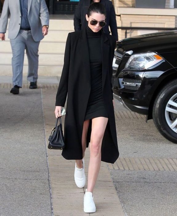 Chicas usando un vestido negro para las cenas de fin de año 