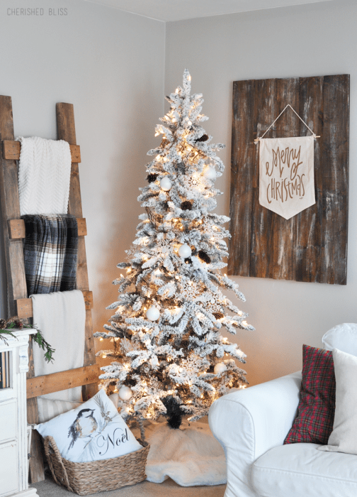 Arbol navideño con decoración dorada blanca 