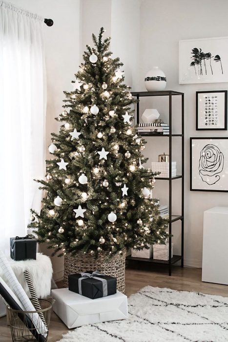 Arbol navideño con decoración rosa blanca 