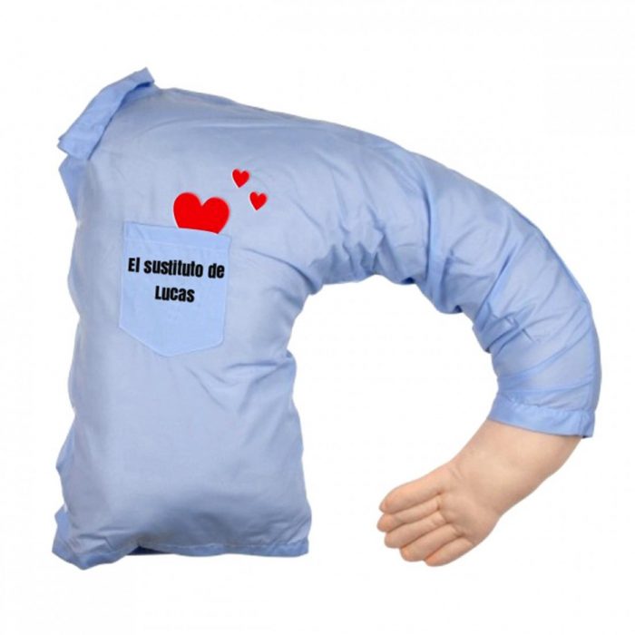 almohada con camisa azul abrazando 