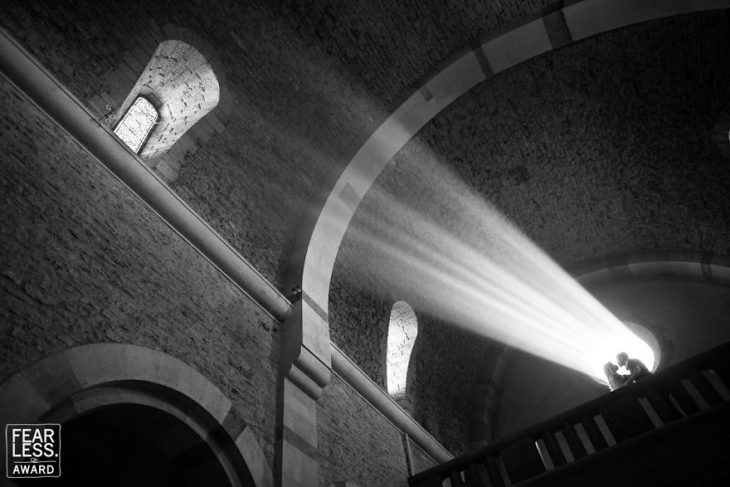 pareja y sombra en la luz en iglesia 