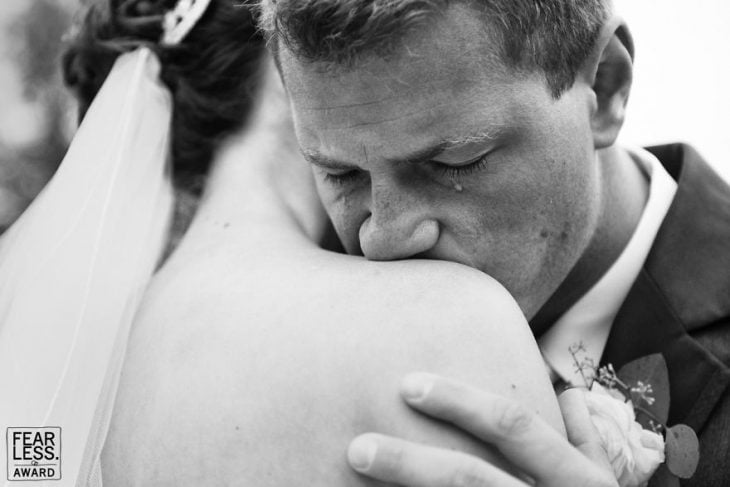 hombre llorando y hombro de mujer con velo de novia 