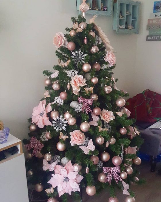 Arbol navideño con decoración rosa pastel 