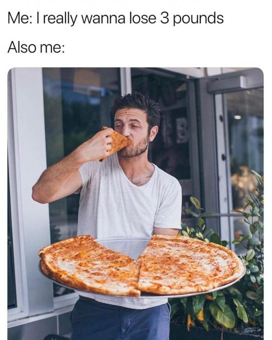 chico comiendo pizza 