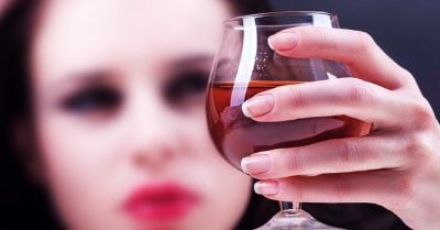 Prohíben a mujer subir con botella de coñac al avión; ¿solución? ¡la bebe de un trago!