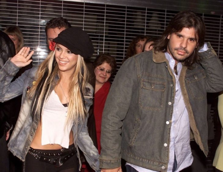 mujer rubia con gorro negro y hombre de cabello largo 