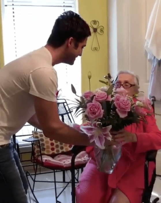 hombre con ramo de rosas 