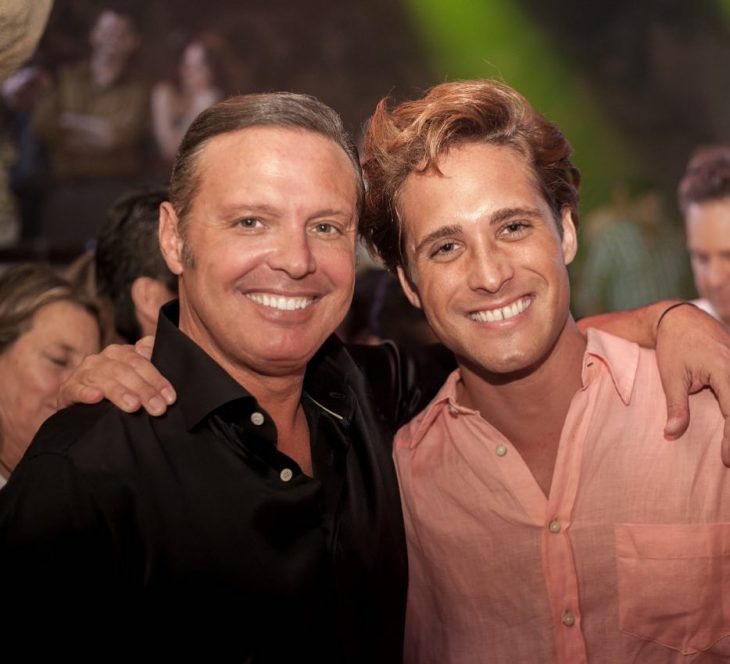 hombre junto a hombre bronceado sonriendo luis miguel 