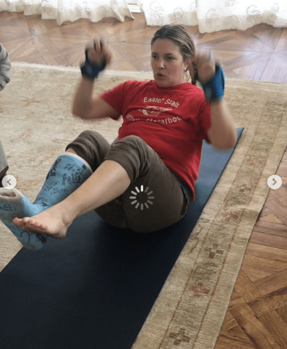 mujer en el suelo haciendo ejercicio 