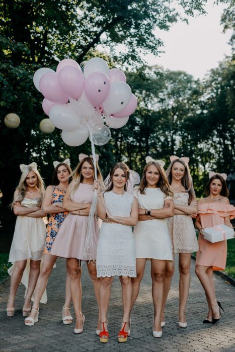 chicas en una boda grupal