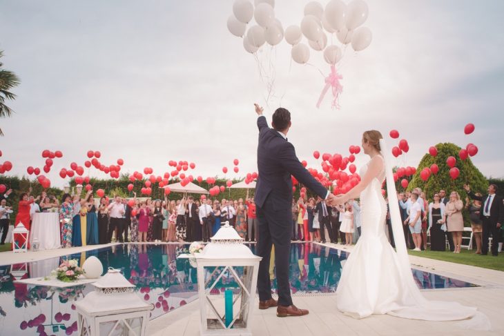 recien casados aventando globos