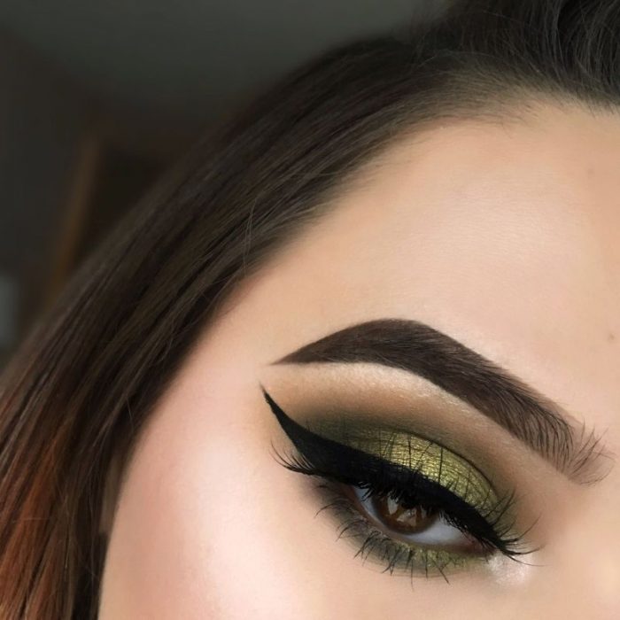 ojo de mujer blanca con cabello castaño y sombra verde 