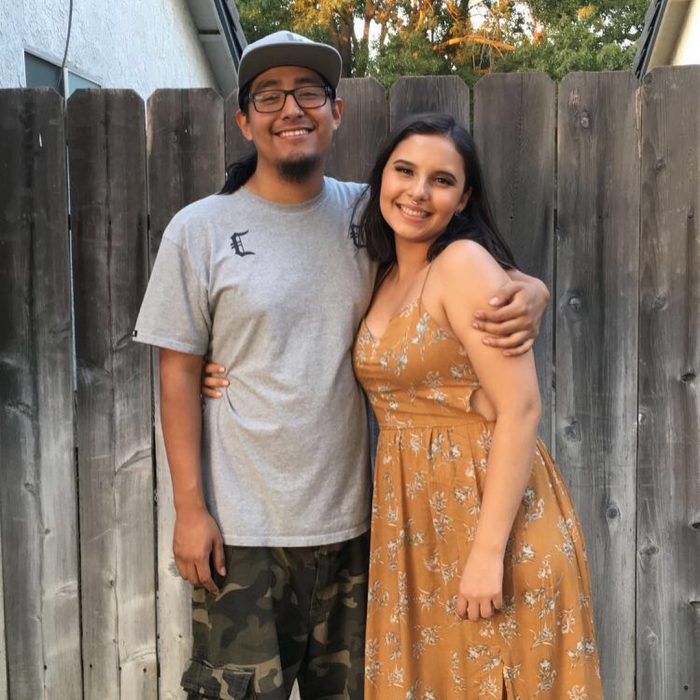 hombre con gorra y mujer con vestido 