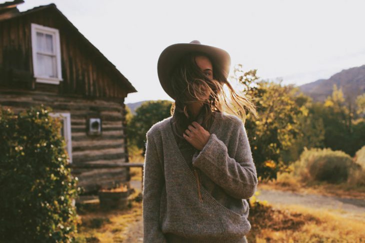 mujer con sueter gris y sombrero 