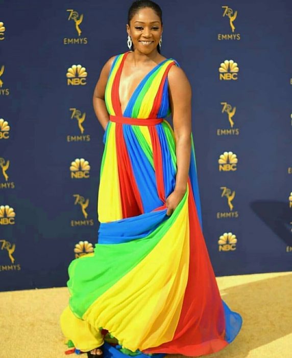 mujer morena con vestido de colores de rayas 