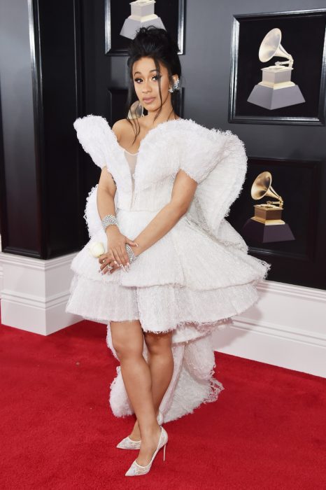 mujer morena con vestido blanco de olanes 