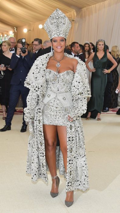 mujer morena con vestido blanco de papa 