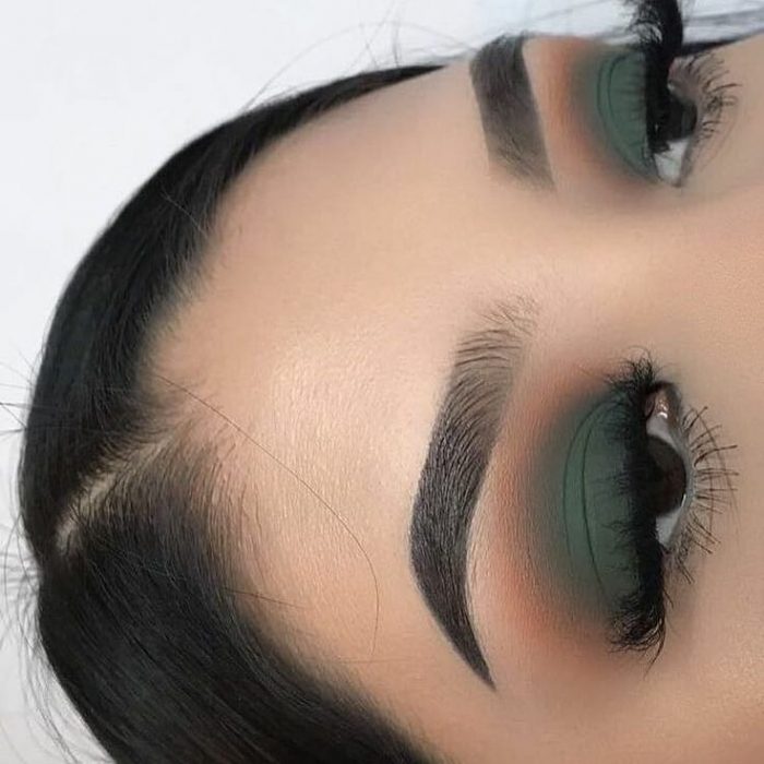 ojo de mujer blanca con cabello castaño y sombra verde 