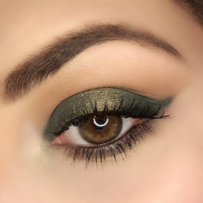 ojos de mujer color miel y sombras verdes 