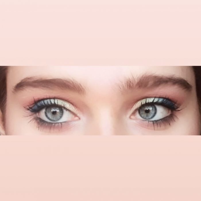 ojos verde de mujer rubia con sombra verde y rosa 