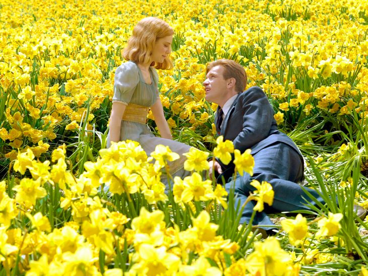 pareja de novios en un campo de flores