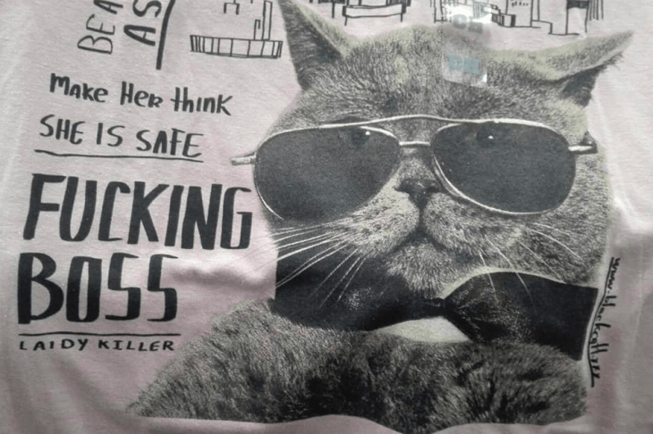 playera con gato y lentes y moño 