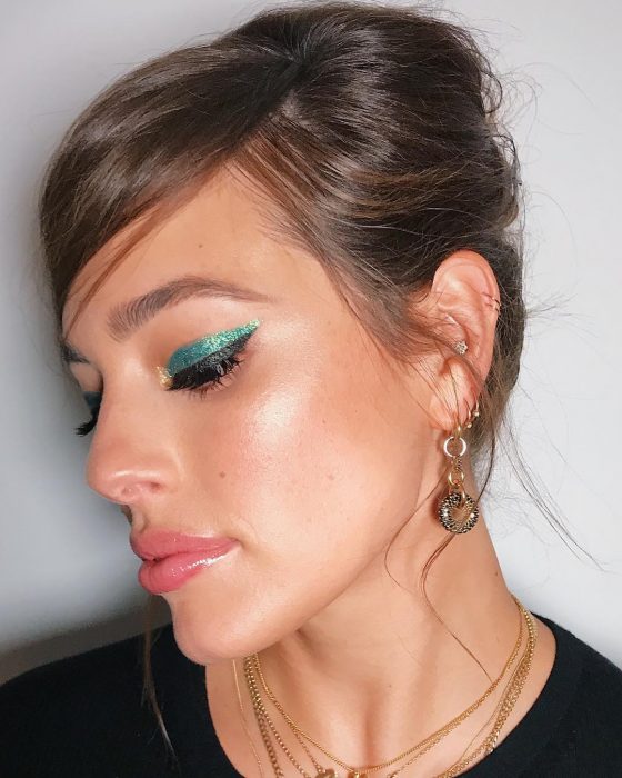 ojo de mujer blanca con cabello castaño y sombra verde 