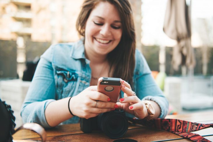 mujer con telefono en la mano 