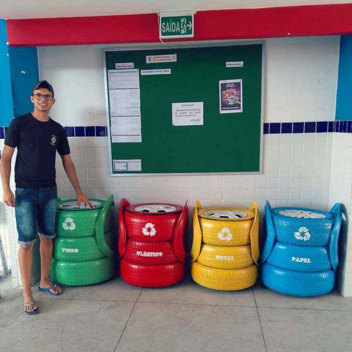 hombre con short y depositos de basura de colores reciclaje 