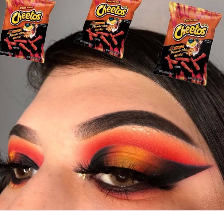 mujer con maquillaje de instagram flaming hot 