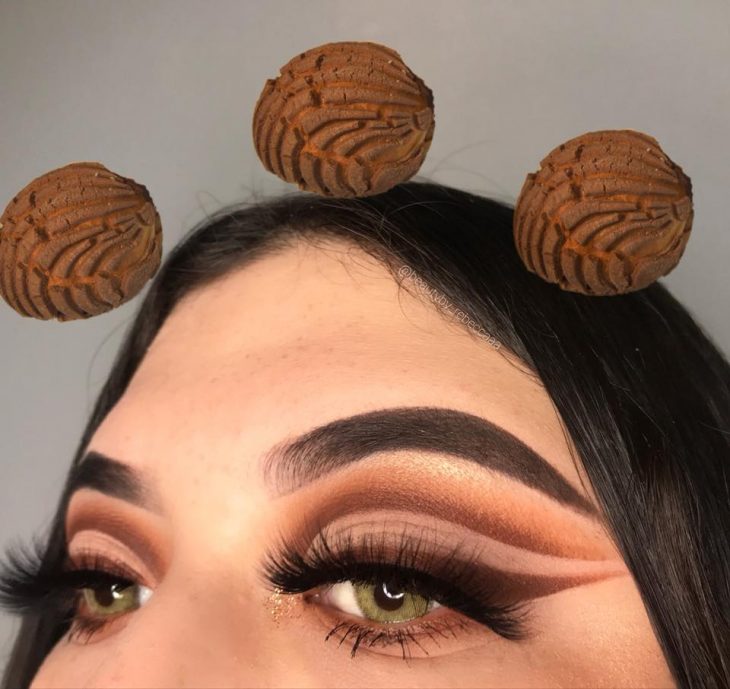 mujer con maquillaje de instagram conchas