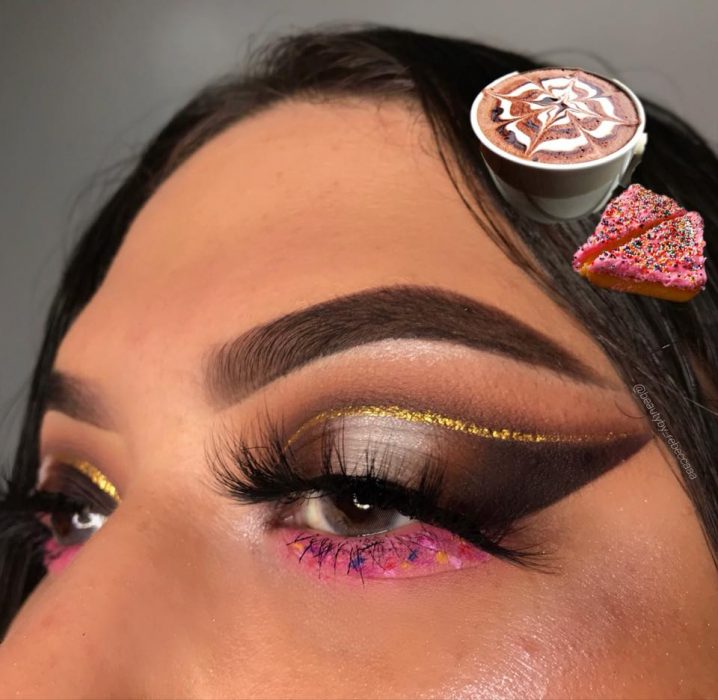 mujer con maquillaje de instagram chocolate caliente y pan 