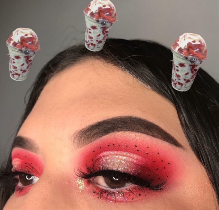 mujer con maquillaje de instagram frasas con crema 