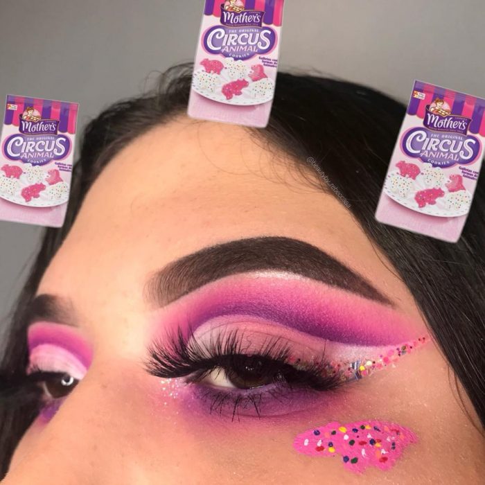 mujer con maquillaje de instagram dulce rosa 