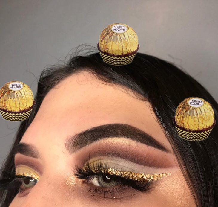 mujer con maquillaje de instagram chocolate ferrero 