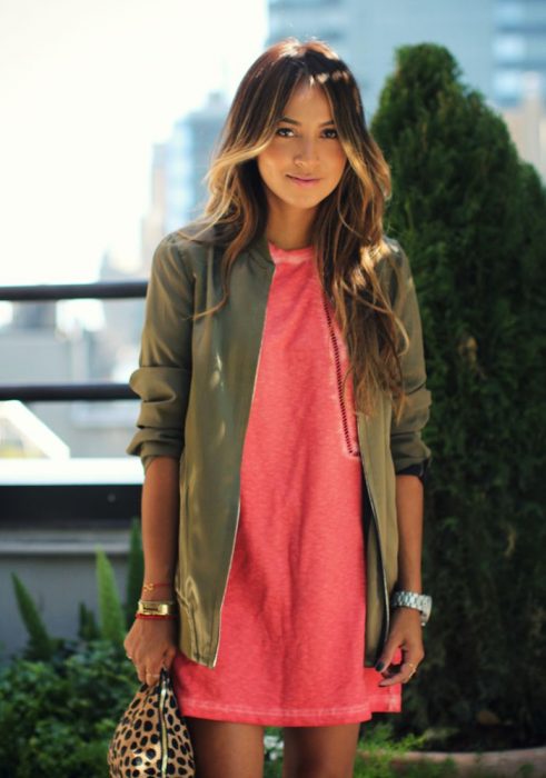 mujer con vestido rosa salmón y verde militar 