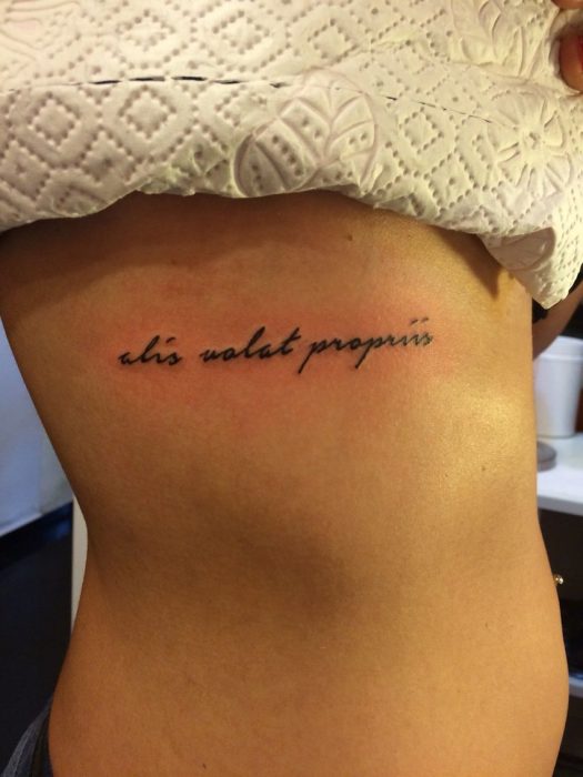 14 Discretos tatuajes para mujer con frases en francés